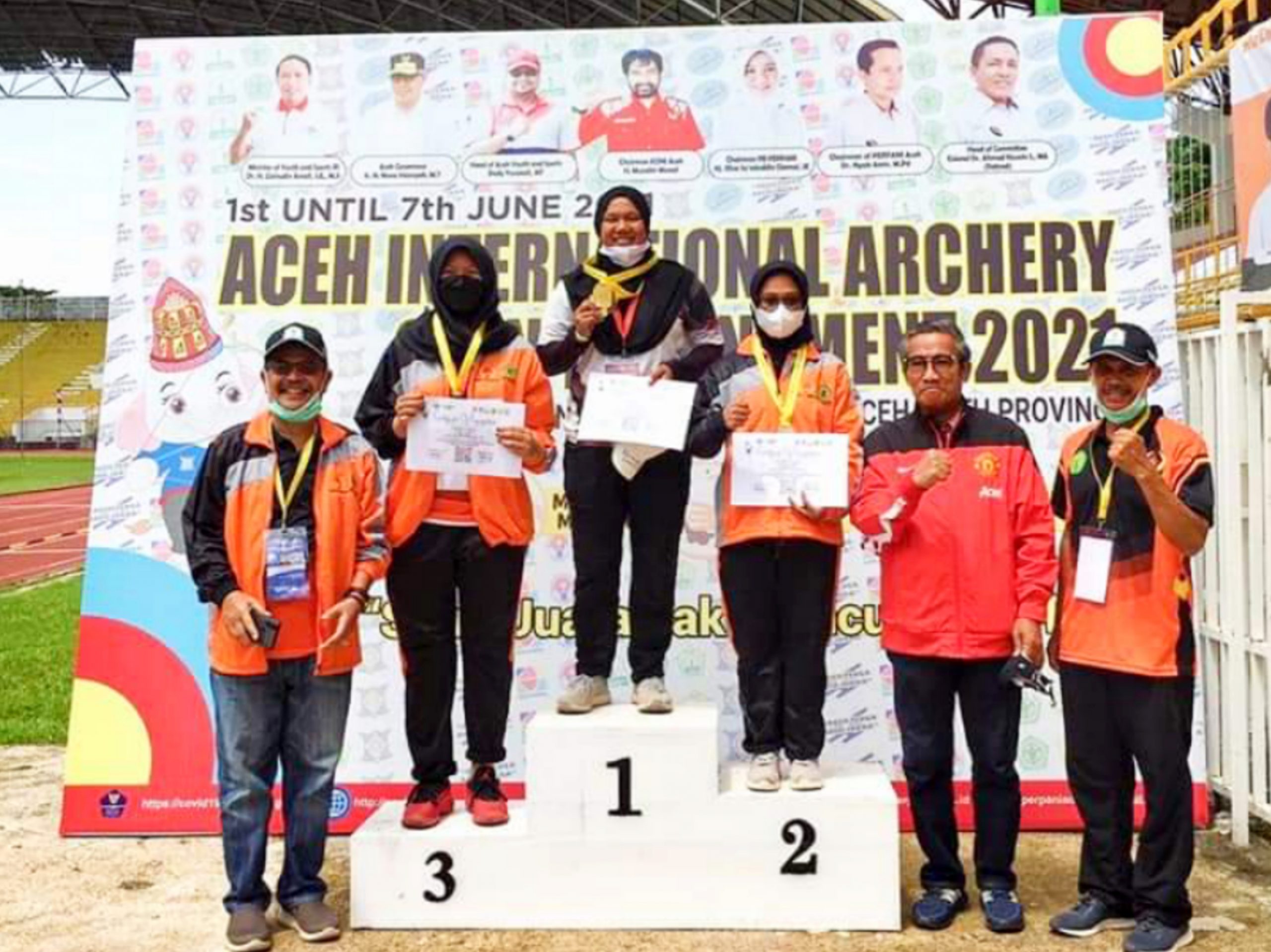 You are currently viewing Zulfah Maharani, Siswi SMA Plus Al-Ashri GM meraih Juara pada Lomba Aceh International Archery Open Tournament 2021